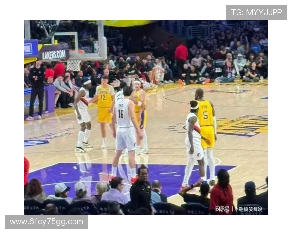 杨瀚森背打艾顿转身强攻造成犯规展现强大进攻威胁